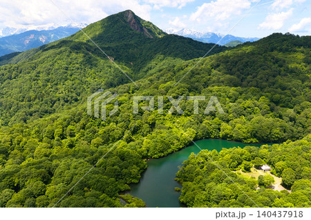 新緑の鎌池と大渚山　長野県小谷村（ドローンによる空撮） 140437918