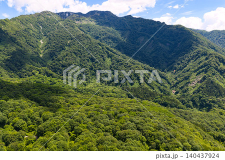 雄大な金山　長野県小谷村（ドローンによる空撮） 140437924