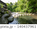 初夏の山間を流れる管理釣り場の清流 140437961