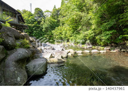 初夏の山間を流れる管理釣り場の清流 140437961