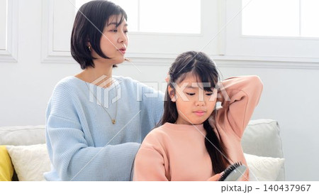 髪の毛をむすぶ イメージ 髪の毛をむすぶ イメージ 140437967