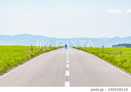 直線道路(車有り・イメージ) 直線道路(車有り・イメージ) 140438219
