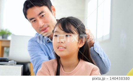 髪の毛をむすぶ イメージ 髪の毛をむすぶ イメージ 140438380