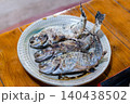 皿に盛り付けたニジマスの塩焼き 140438502