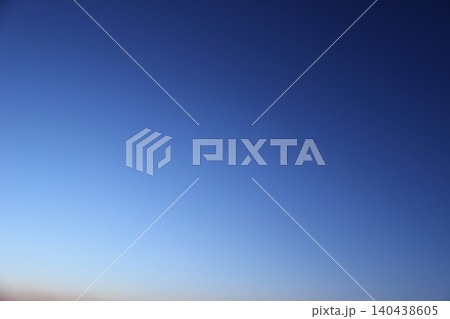 マジックアワー 空 グラデーション トワイライト 夕焼け コピースペース 背景素材 エモーショナル 140438605