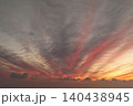 朝焼け　日の出　太陽光　雲　東の空 140438945