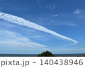 ひこうき雲　飛行機雲　ひこうきぐも　白い雲　青空 140438946