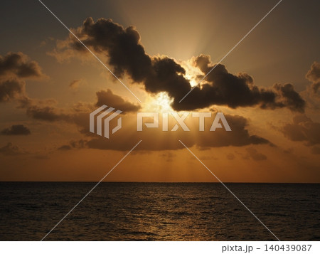 沖縄やんばるの大自然に沈む夕陽 沖縄やんばるの大自然に沈む夕陽 140439087
