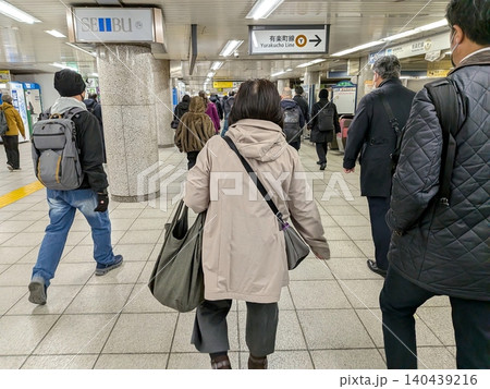 ターミナル駅で乗り換えする乗客 ターミナル駅で乗り換えする乗客 140439216