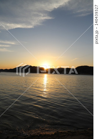 穏やかな瀬戸内海に沈む夕日と海面に美しく映えるきらめく太陽の光 穏やかな瀬戸内海に沈む夕日と海面に美しく映えるきらめく太陽の光 140439327
