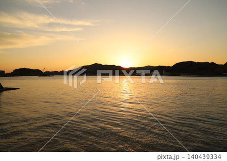 穏やかな瀬戸内海に沈む夕日と海面に美しく映えるきらめく太陽の光 穏やかな瀬戸内海に沈む夕日と海面に美しく映えるきらめく太陽の光 140439334