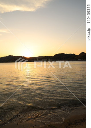 穏やかな瀬戸内海に沈む夕日と海面に美しく映えるきらめく太陽の光 穏やかな瀬戸内海に沈む夕日と海面に美しく映えるきらめく太陽の光 140439336