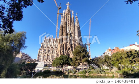青空のサグラダファミリア全景・イエスの塔 青空のサグラダファミリア全景・イエスの塔 140439401
