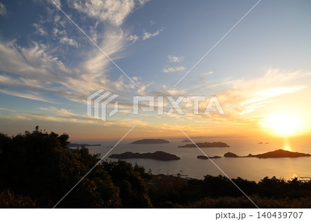 マジックアワー 瀬戸内海 夕日 空 グラデーション トワイライト 夕焼け 地球環境 背景素材 マジックアワー 瀬戸内海 夕日 空 グラデーション トワイライト 夕焼け 地球環境 背景素材 140439707