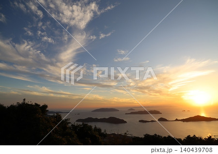 マジックアワー 瀬戸内海 夕日 空 グラデーション トワイライト 夕焼け 地球環境 背景素材 マジックアワー 瀬戸内海 夕日 空 グラデーション トワイライト 夕焼け 地球環境 背景素材 140439708