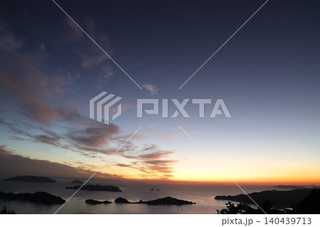 マジックアワー 瀬戸内海 夕日 空 グラデーション トワイライト 夕焼け 地球環境 背景素材 マジックアワー 瀬戸内海 夕日 空 グラデーション トワイライト 夕焼け 地球環境 背景素材 140439713