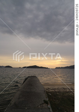 マジックアワー 瀬戸内海 夕日 空 グラデーション トワイライト 夕焼け 地球環境 背景素材 マジックアワー 瀬戸内海 夕日 空 グラデーション トワイライト 夕焼け 地球環境 背景素材 140439726