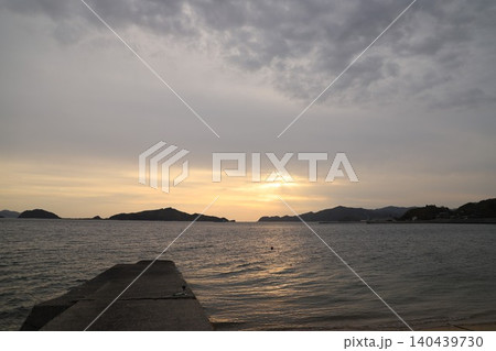 マジックアワー 瀬戸内海 夕日 空 グラデーション トワイライト 夕焼け 地球環境 背景素材 マジックアワー 瀬戸内海 夕日 空 グラデーション トワイライト 夕焼け 地球環境 背景素材 140439730