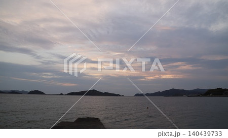 マジックアワー 瀬戸内海 夕日 空 グラデーション トワイライト 夕焼け 地球環境 背景素材 マジックアワー 瀬戸内海 夕日 空 グラデーション トワイライト 夕焼け 地球環境 背景素材 140439733