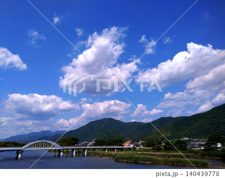 青空と白い雲が広がる川辺の山岳風景 青空と白い雲が広がる川辺の山岳風景 140439778