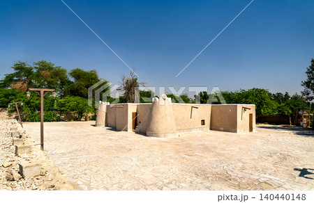 Exterior view of the historic Jawatha Mosque built with traditional mud brick under a clear blue sky in Al Ahsa, Saudi Arabia. 140440148