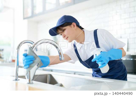 家事代行スタッフによるキッチンシンク蛇口の拭き上げ 家事代行スタッフによるキッチンシンク蛇口の拭き上げ 140440490