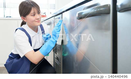 厨房機器を清掃する女性スタッフ 厨房機器を清掃する女性スタッフ 140440496