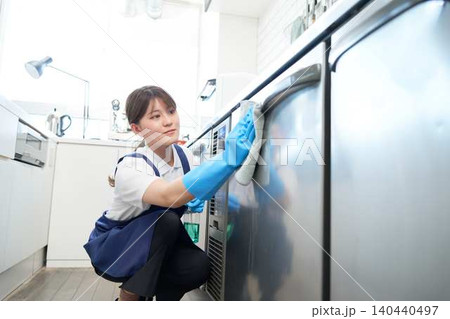 厨房機器を清掃する女性スタッフ 厨房機器を清掃する女性スタッフ 140440497