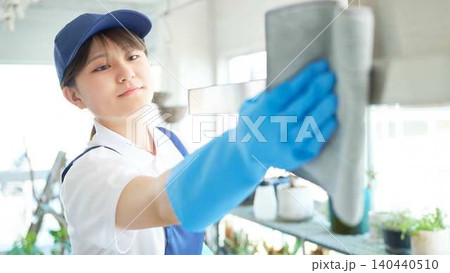 キッチンを徹底清掃するクリーニングスタッフの女性 キッチンを徹底清掃するクリーニングスタッフの女性 140440510