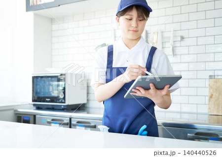 タブレットで清掃記録を確認する女性スタッフ タブレットで清掃記録を確認する女性スタッフ 140440526
