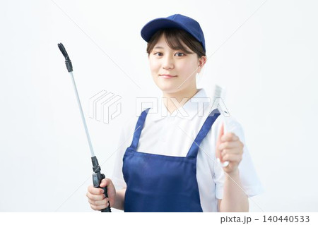 清掃用具を持つ女性スタッフのポートレート 清掃用具を持つ女性スタッフのポートレート 140440533