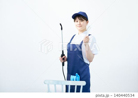 清掃用具を持つ女性スタッフのポートレート 清掃用具を持つ女性スタッフのポートレート 140440534