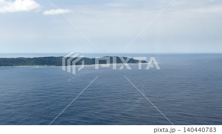 鹿児島県の奄美大島上空から望む海岸の景観 鹿児島県の奄美大島上空から望む海岸の景観 140440783