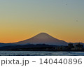 茅ケ崎海岸から見る夕景と富士山 140440896