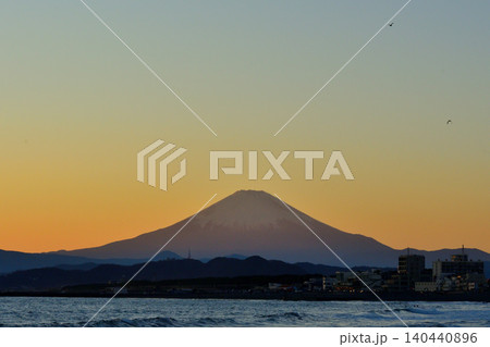 茅ケ崎海岸から見る夕景と富士山 茅ケ崎海岸から見る夕景と富士山 140440896