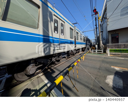 踏切を通過する列車 踏切を通過する列車 140440937