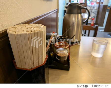 ラーメン屋のカウンター席 いっぱいに詰められた割り箸 ラーメン屋のカウンター席 いっぱいに詰められた割り箸 140440942