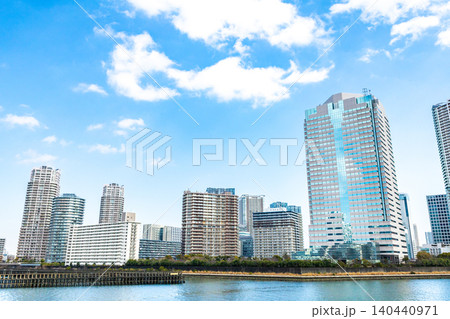 オフィスビルとタワーマンションの並ぶ風景 オフィスビルとタワーマンションの並ぶ風景 140440971