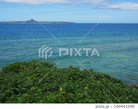伊江島タッチューを臨む沖縄やんばるの風景 140441090