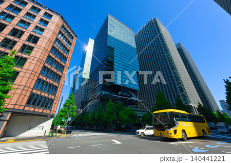 【東京都】5月・大手町駅前の高層ビル 140441221