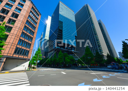 【東京都】5月・大手町駅前の高層ビル 140441254