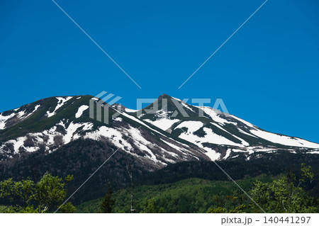 快晴の乗鞍高原から望む残雪の乗鞍岳山頂 140441297