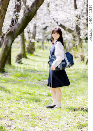 桜並木の中に立つ女子高校生の春の通学ポートレート 桜並木の中に立つ女子高校生の春の通学ポートレート 140441336