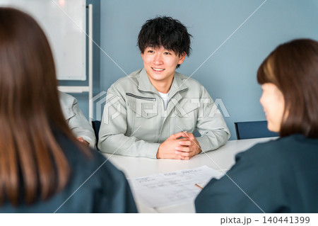 オフィス,事務所,会議室でミーティングする作業着姿のビジネスマン オフィス,事務所,会議室でミーティングする作業着姿のビジネスマン 140441399