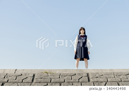 青空の下で立つ女子高校生 140441498