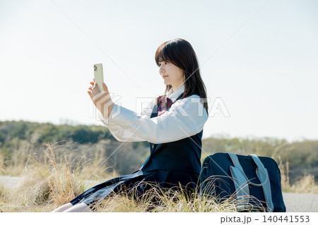 スマートフォンで自撮りをする女子高校生 スマートフォンで自撮りをする女子高校生 140441553