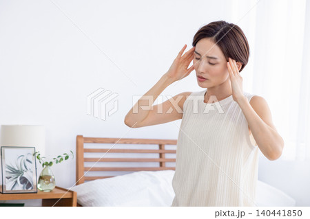 朝 体調不良 頭が痛い女性 朝 体調不良 頭が痛い女性 140441850
