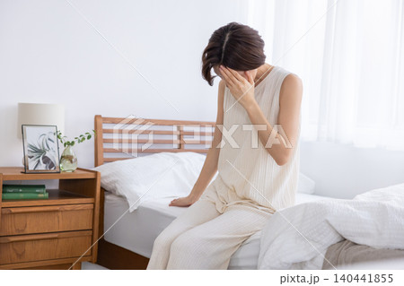 朝 体調不良 頭が痛い女性 朝 体調不良 頭が痛い女性 140441855