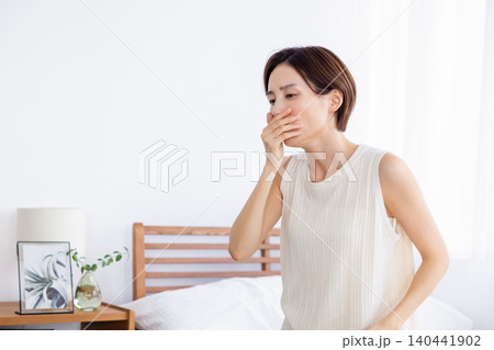 朝 体調不良 吐き気がする女性 朝 体調不良 吐き気がする女性 140441902
