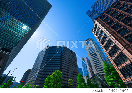 【東京都】5月・大手町の高層ビル街 140441905